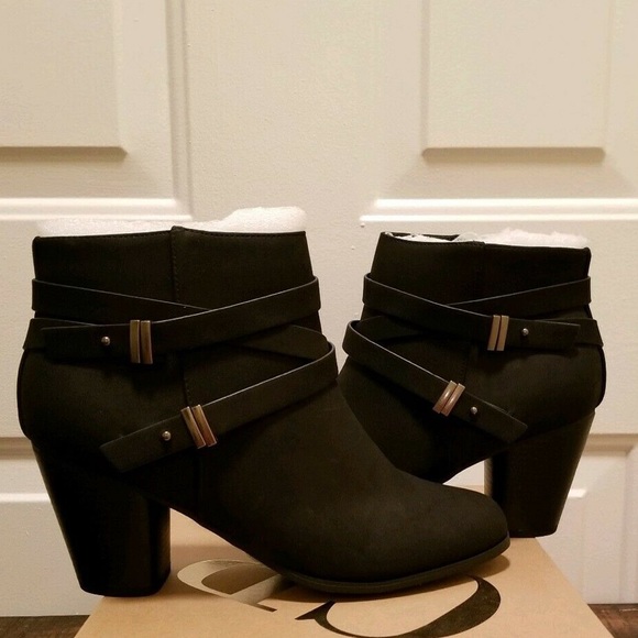 ❌SOLD Small heeled black booties like new - Picture 1 of 10